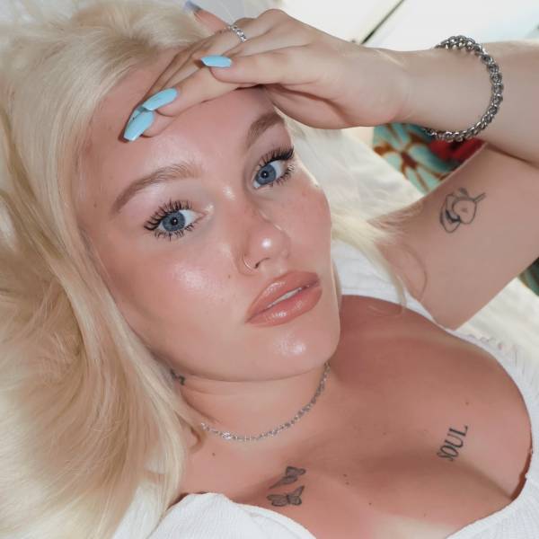 modelka s ID 0402HKJNND p016