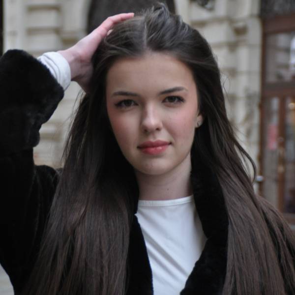 modelka s ID 0402HZ9YK6 p018