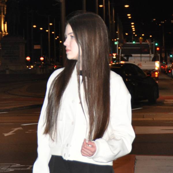 modelka s ID 0402HZ9YK6 p019