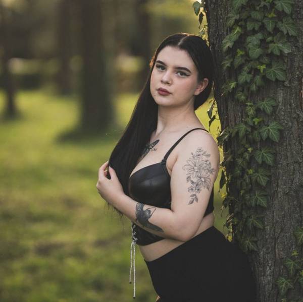 modelka s ID 0402IV2O3C p016