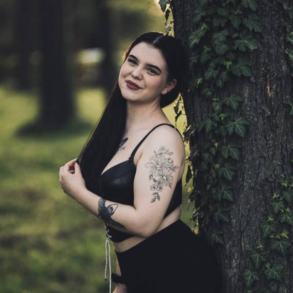 modelka s ID 0402IV2O3C p017