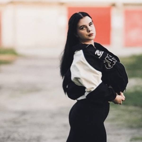 modelka s ID 0402IV2O3C p019