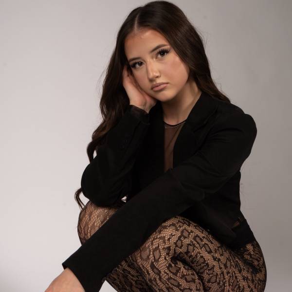 modelka s ID 0402L6BSF3 p016