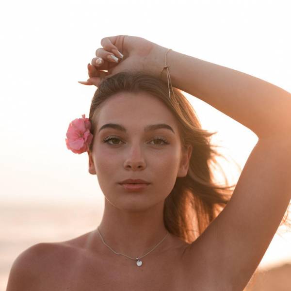 modelka s ID 0402O3UYDT p016