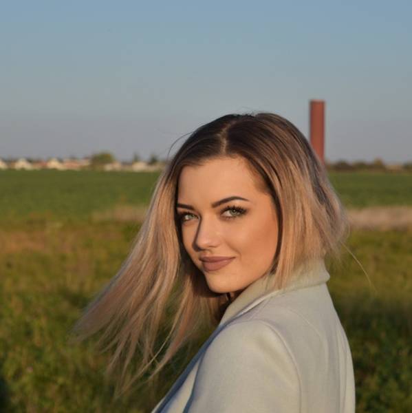 modelka s ID 0402O7AP3F p019