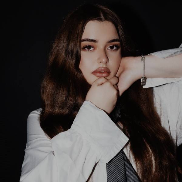 modelka s ID 0402OZANHI p016