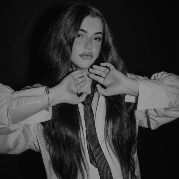 modelka s ID 0402OZANHI p017