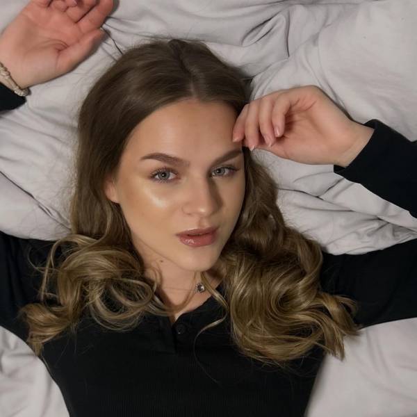 modelka s ID 0402QOMYRX p016