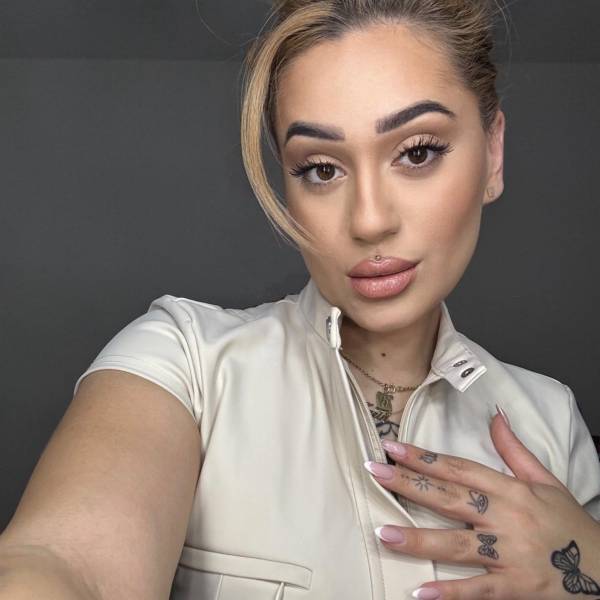 modelka s ID 0402R0HKHQ p016