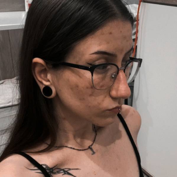 modelka s ID 0402R4HWBP p016