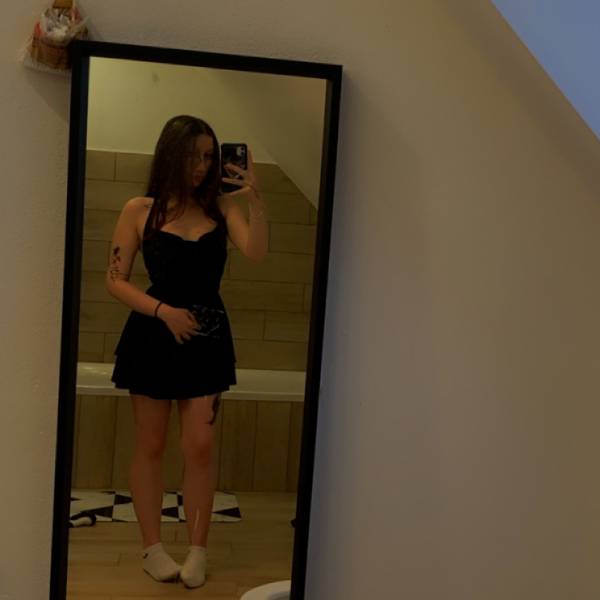 modelka s ID 0402R4HWBP p018