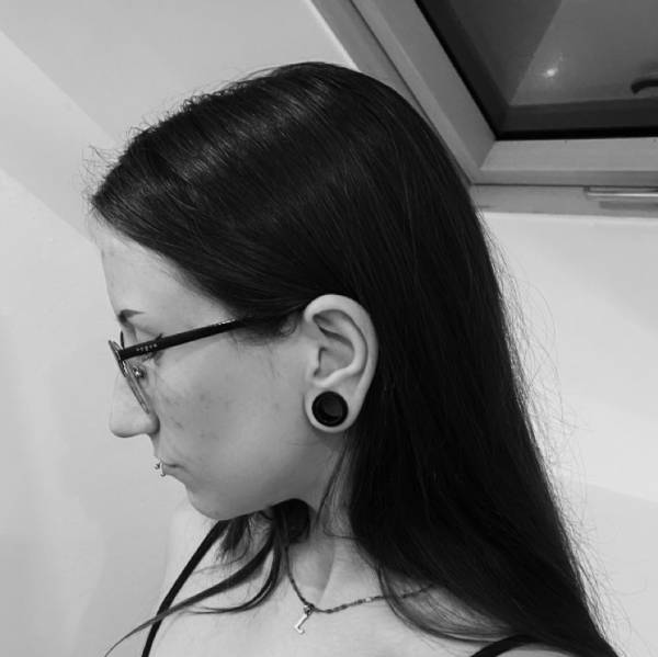 modelka s ID 0402R4HWBP p019