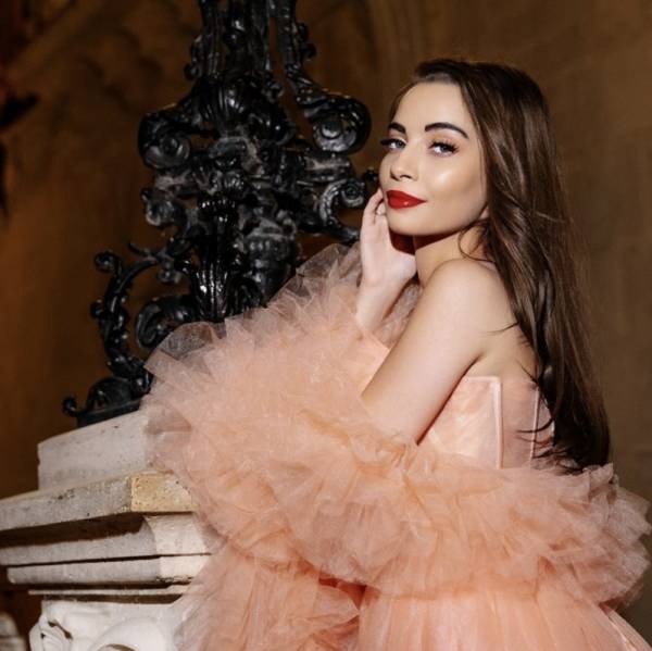 modelka s ID 0402RXWMNH p019