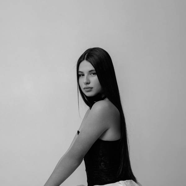 modelka s ID 0402S7OKS9 p016