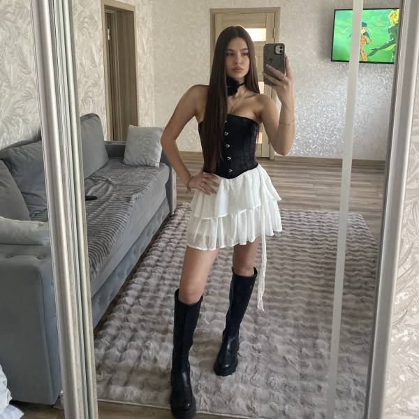 modelka s ID 0402S7OKS9 p018