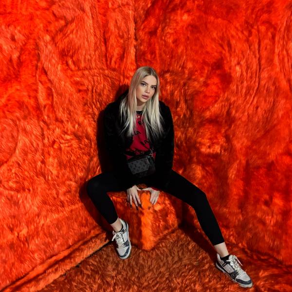 modelka s ID 0402T73QC9 p019