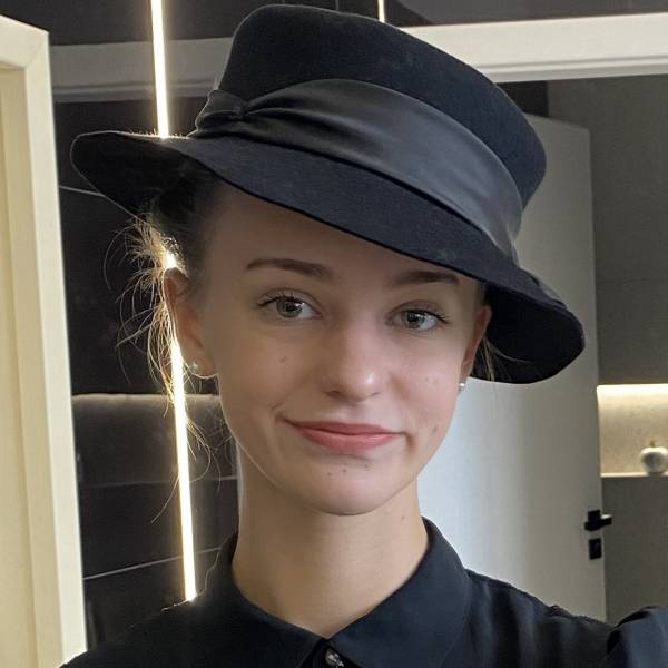 modelka s ID 0402U3GXJL p017