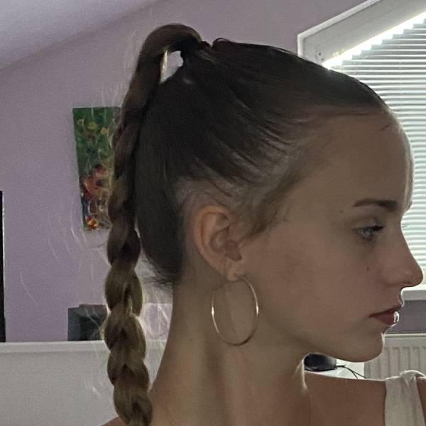 modelka s ID 0402U3GXJL p019