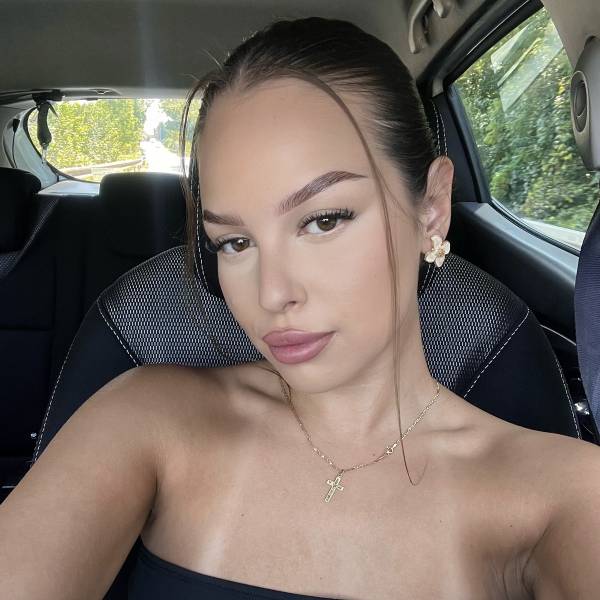 modelka s ID 0402U7FJNH p016