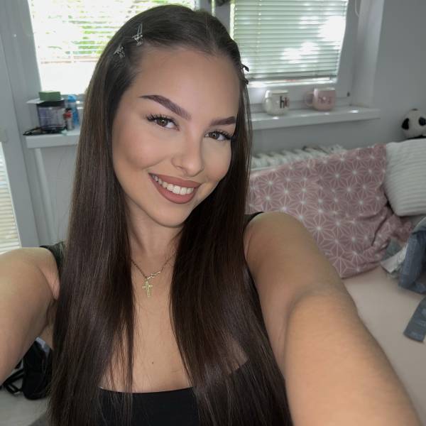 modelka s ID 0402U7FJNH p017