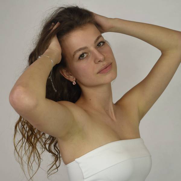 modelka s ID 0402UNWXI5 p016