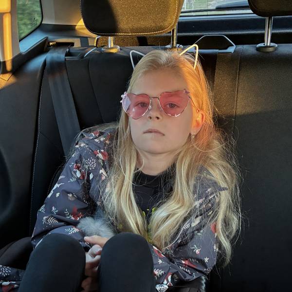 modelka s ID 0402UXO7R4 p016