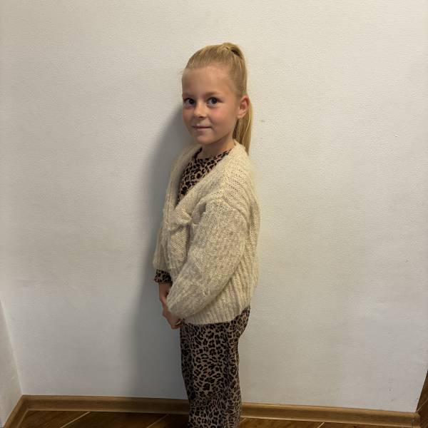 modelka s ID 0402UXO7R4 p019