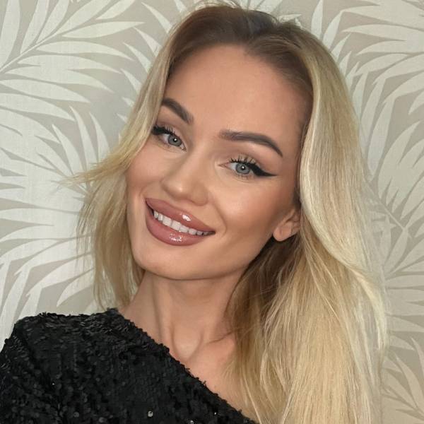 modelka s ID 0402V3MVR9 p017