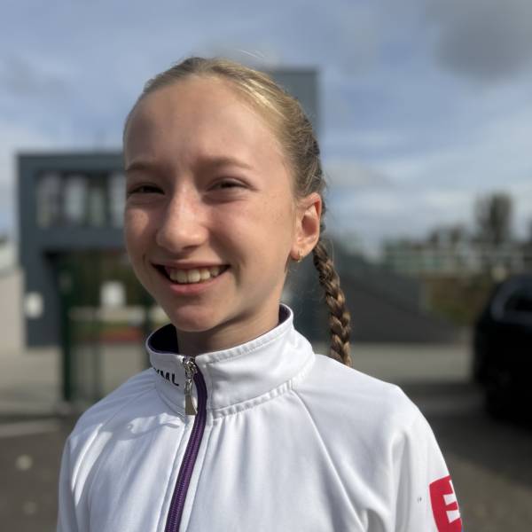 modelka s ID 0402W5YDU3 p017