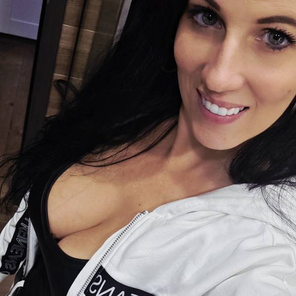 modelka s ID 0402XJY6HS p019