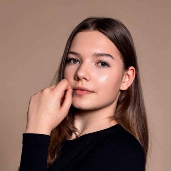 modelka s ID 0402Y6KCKF p016