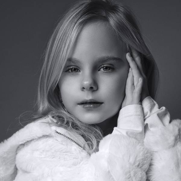 modelka s ID 0402YLHWNN p016