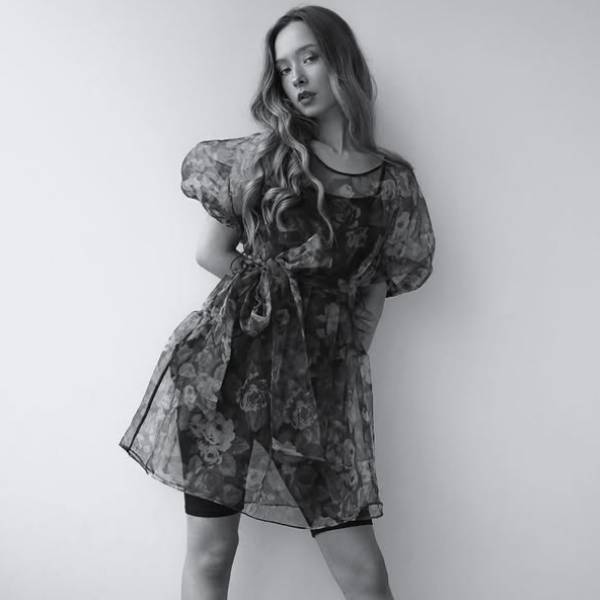 modelka s ID 0402YQJAKB p018