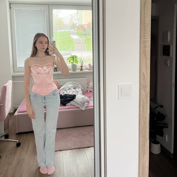 modelka s ID 0702ZWZGDR p018